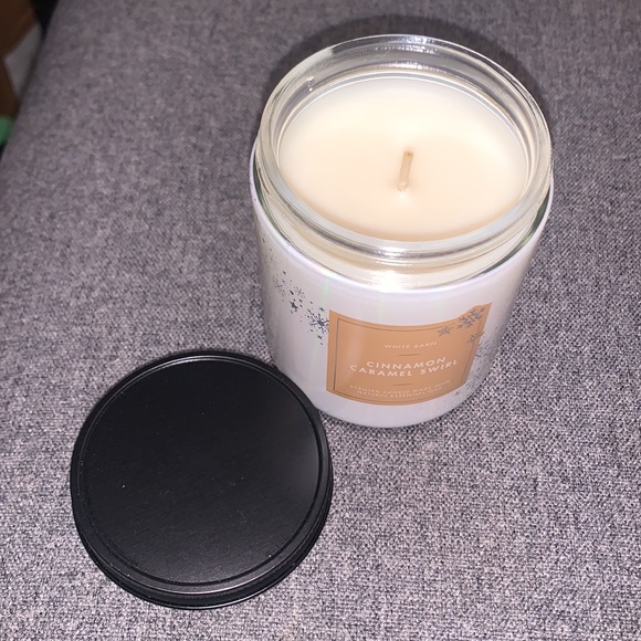 White Barn Cinnamon Caramel Swirl Single Wick Candle - Picture 2 of 3